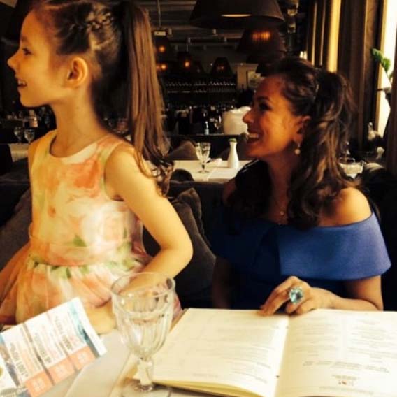 Юлия Началова с дочкой Верой решили заказать праздничный обед