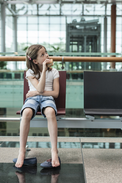 «Я не останусь без отпуска»: женщина бросила дочь в аэропорту и улетела отдыхать одна