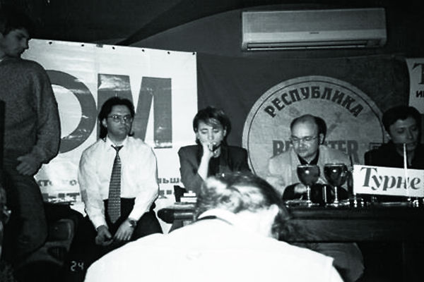 Слева направо: диджей Федор Фомин, журналист Александр Кушнир, Земфира, Леонид Бурлаков и радиоведущий Андрей Бухарин на презентации дебютного альбома певицы 24 марта 1999 года