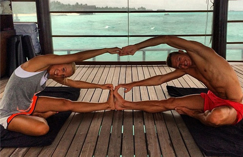 Ольга Бузова и Дмитрий Тарасов практикуют йогу вместе
