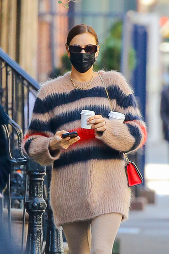 Пушистый свитер + невидимые брюки: Ирина Шейк в Нью-Йорке