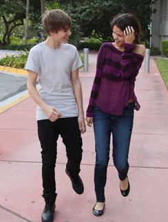 Папарацци не раз видели Селену Гомез (Selena Gomez) и Джастина Бибера (Justin Bieber) держащимися за руки, но молодые люди отрицали свои отношения.