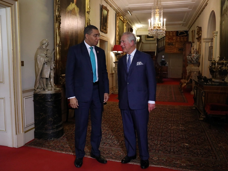 Принц Уэльский приветствует премьер-министра Ямайки Эндрю Холнесса в Кларенс-Хаусе, 17 апреля 2018