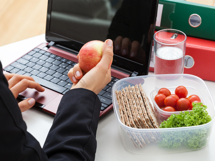 Нездоровый перекус: 5 главных ошибок питания в офисе, которые вы постоянно совершаете