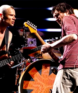 Музыканты Red Hot Chili Peppers с детским хором и еще 10 клипов недели