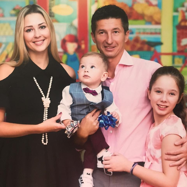 Евгений Алдонин выложил фото с беременной женой и сыном в честь первого месяца со дня рождения младшей дочери