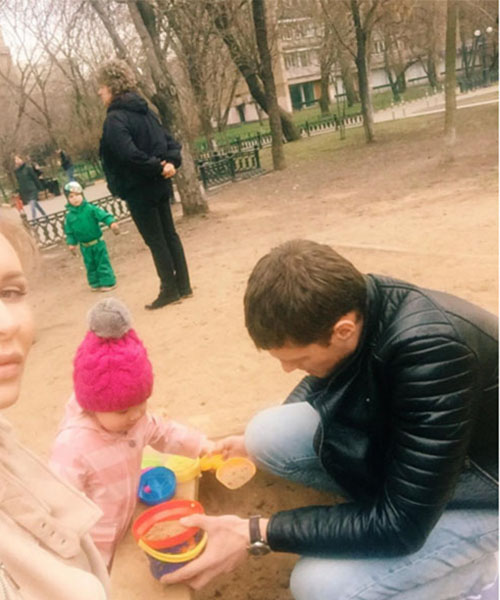 Александр Задойнов с удовольствием играет с дочкой