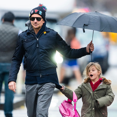 Как Брэдли Купер проводит время с дочерью в отсутствие Шейк (и носит шапку Леи)