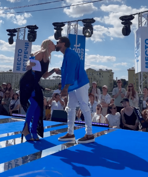 Настя Ивлеева удачно подкатила к Тимати на VK Fest — селебы даже поцеловались 😱
