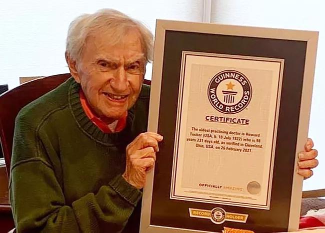 «Пенсия — враг долголетия»: 100-летний невролог назвал привычки, которые не дают ему стареть