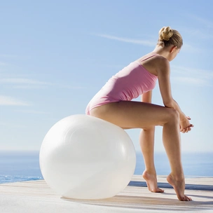 Девушка на шаре: комплекс упражнений с фитболом