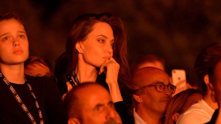 5 фотографий, на которых Анджелина Джоли с дочерью Шайло отрывается на концерте Maneskin в Риме