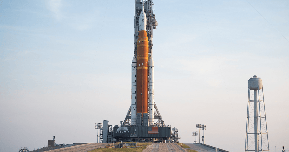 Лунную ракету NASA вывезли на стартовую площадку | Вокруг Света