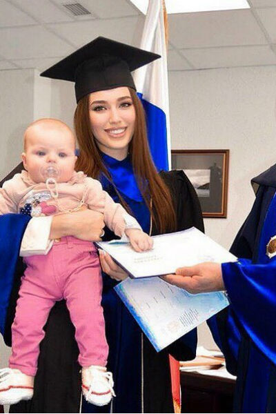 Анастасия Костенко получила диплом вместе с дочкой