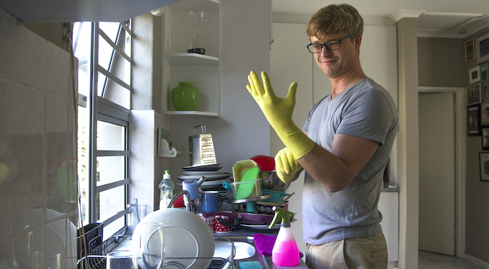 Помыть посуду и сохранить брак: советы для мужчин