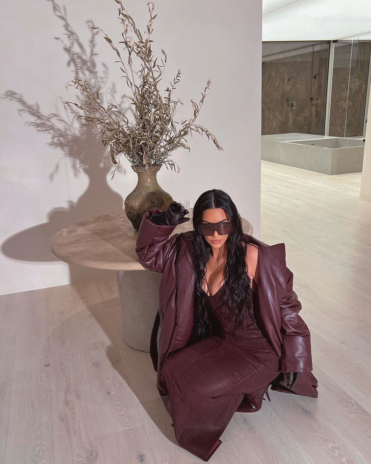 Ким Кардашьян в кожаном тотал-луке винного оттенка