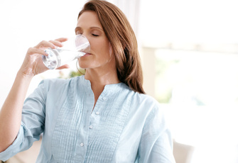 Диетолог Тихомирова объяснила, кому нельзя пить воду во время еды
