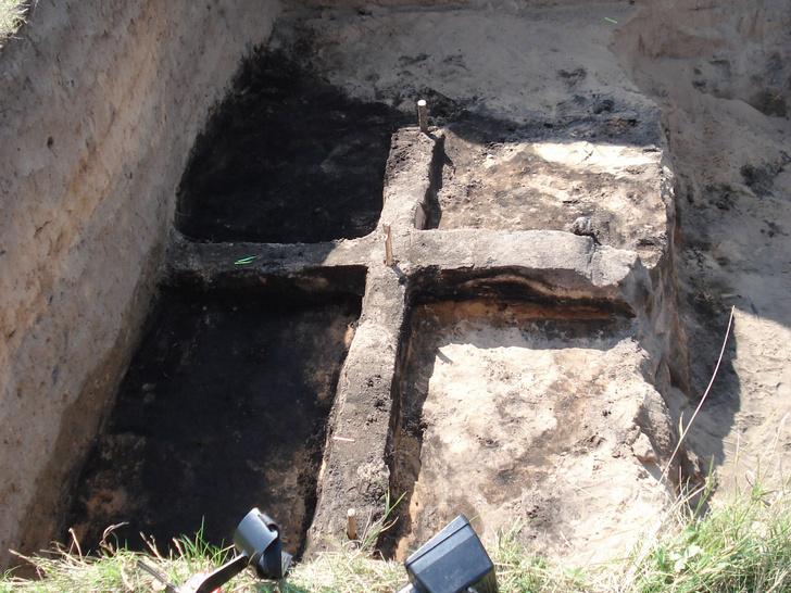 Есть надежда восстановить костюм: под Смоленском археологи раскопали камерное женское погребение X века
