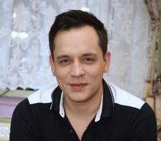 Женился на экс-любовнице Крылова, ушел из «Корней» и стал актером. Александр Асташенок после «Фабрики»
