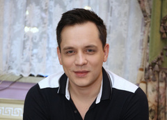 Женился на экс-любовнице Крылова, ушел из «Корней» и стал актером. Александр Асташенок после «Фабрики»