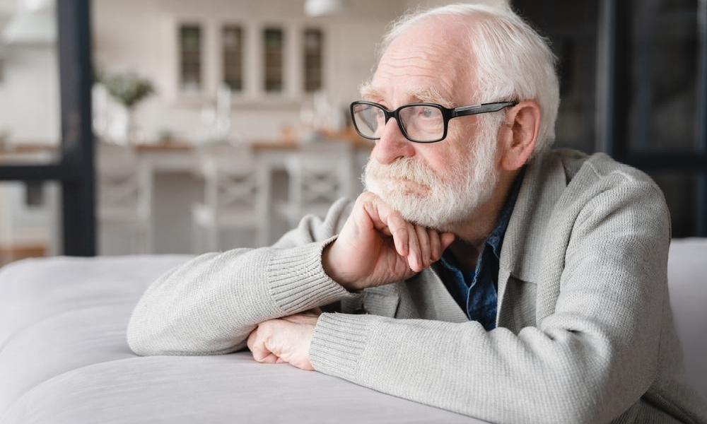80-летний мужчина годами проживает один и тот же день из-за редкого синдрома