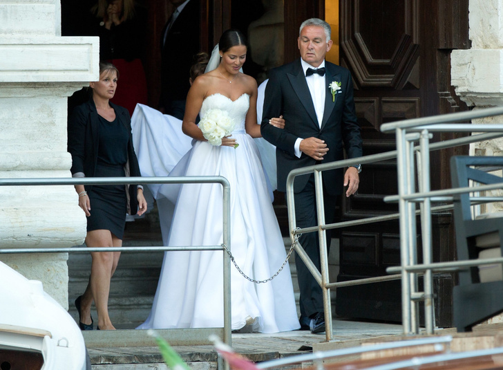 Фото №4 - На грани фола: какие свадебные платья выбирают невесты футболистов