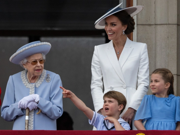 Елизавета II, герцогиня Кэтрин, принц Луи и принцесса Шарлотта на балконе Букингемского дворца, 2 июня 2022