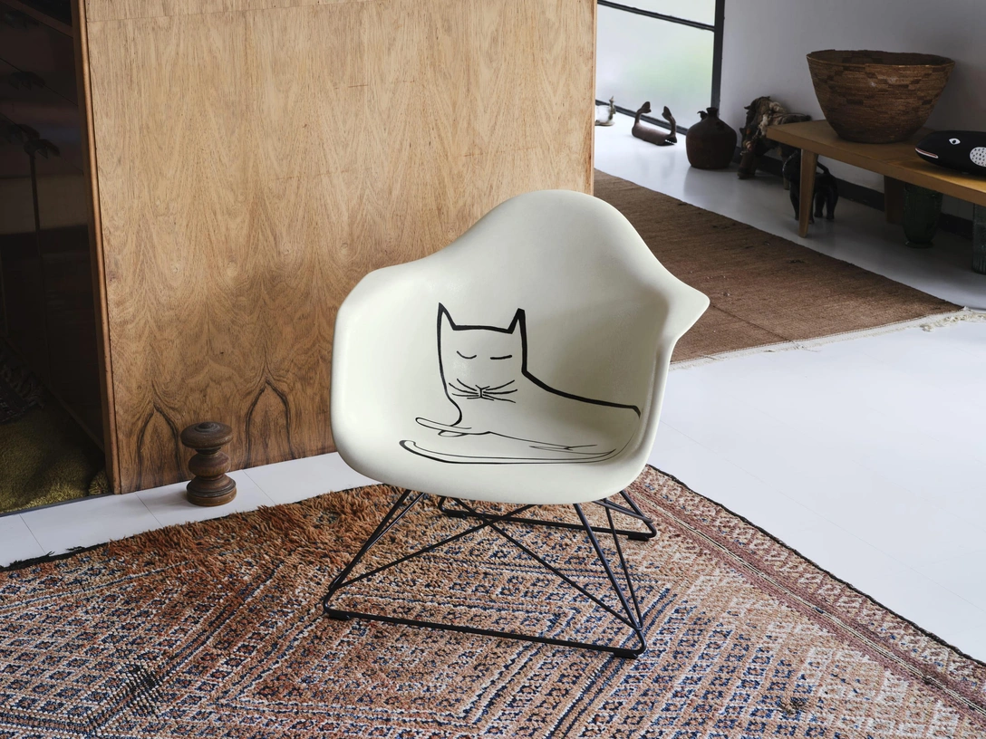 Обновленная версия кресел Чарльза и Рэй Имз с котиком | Источник: Vitra
