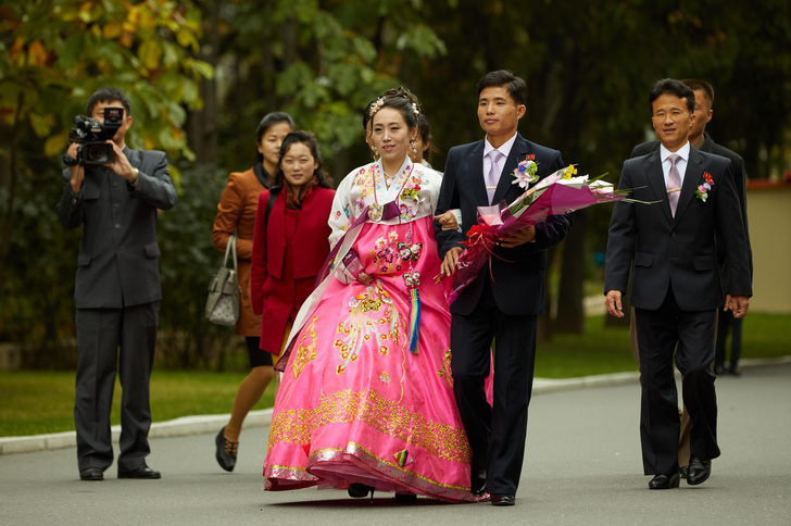 В каких платьях выходят замуж невесты в Северной Корее