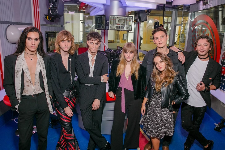 Группа Maneskin вместе с Джемом, Вэлом и Вики