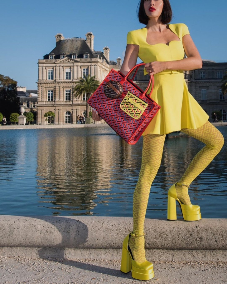 Маленькое желтое платье и самые желанные туфли сезона: яркий образ стилиста Тиффани Хсу