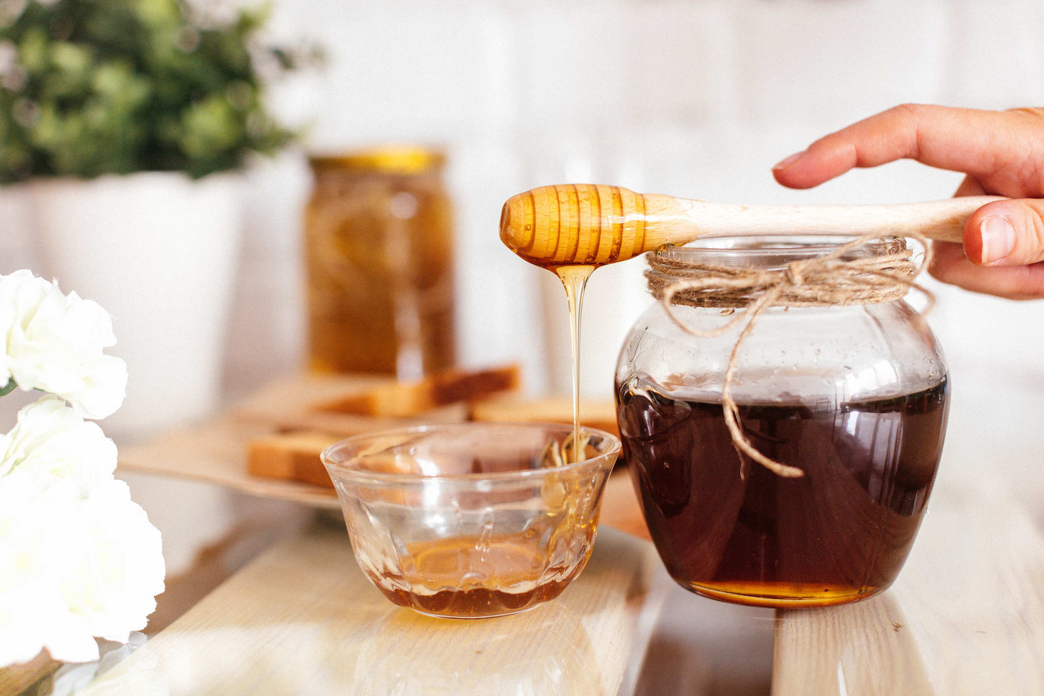Мед вместо сахара при похудении можно. Гречишный мёд. Темный мед. Мед в кулинарии. Самый темный мед.