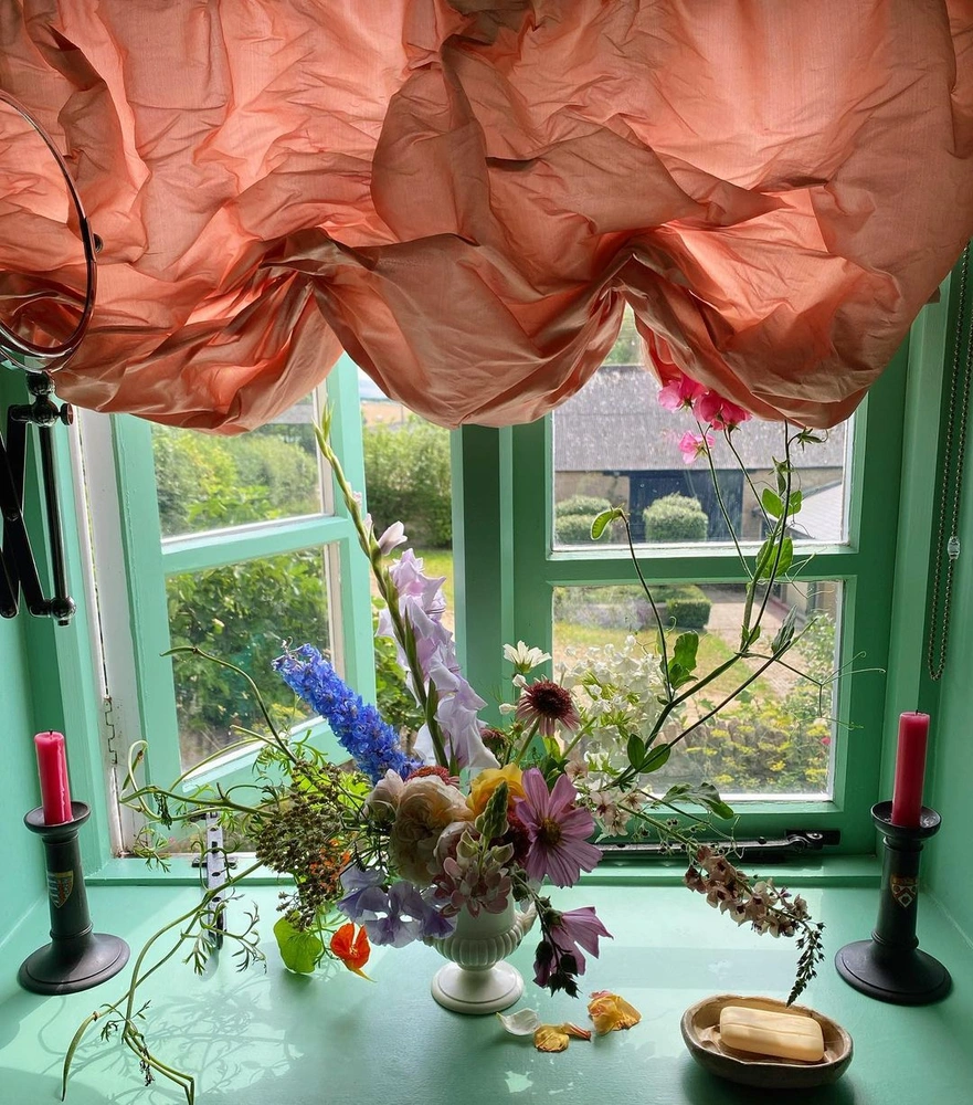 Чем украсить подоконник помимо горшков с цветами — берите на заметку! | Источник: соцсети Люка Эдварда холла