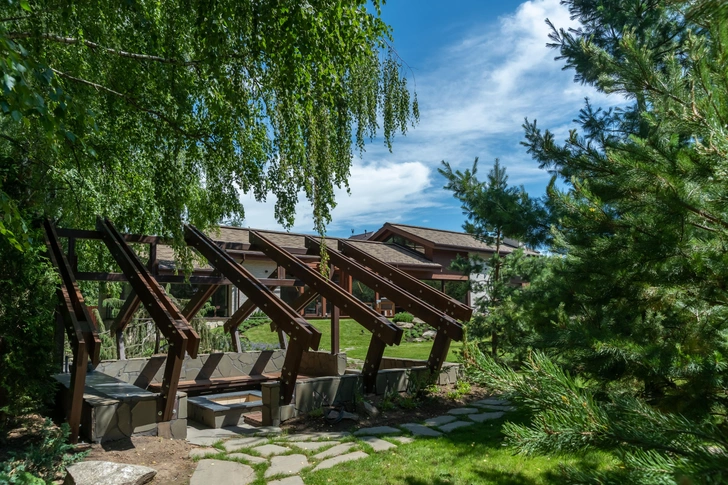 Загородный комплекс с гостевыми домами, бассейном и беседкой над оврагом