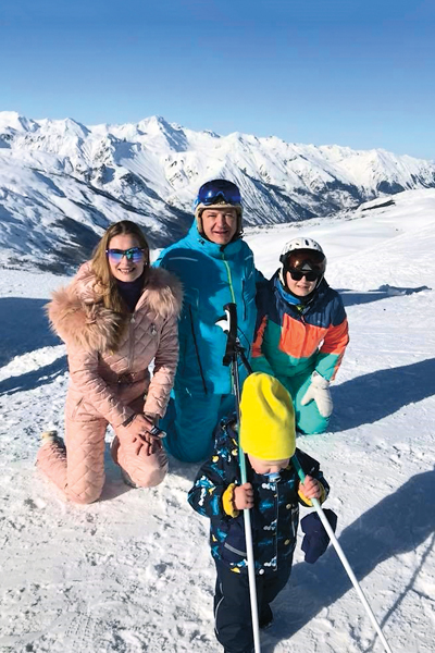Марат с Лизой, Марселем и Амели, дочкой от гражданского брака с Лизой Круцко, на отдыхе в Альпах, январь 2018-го