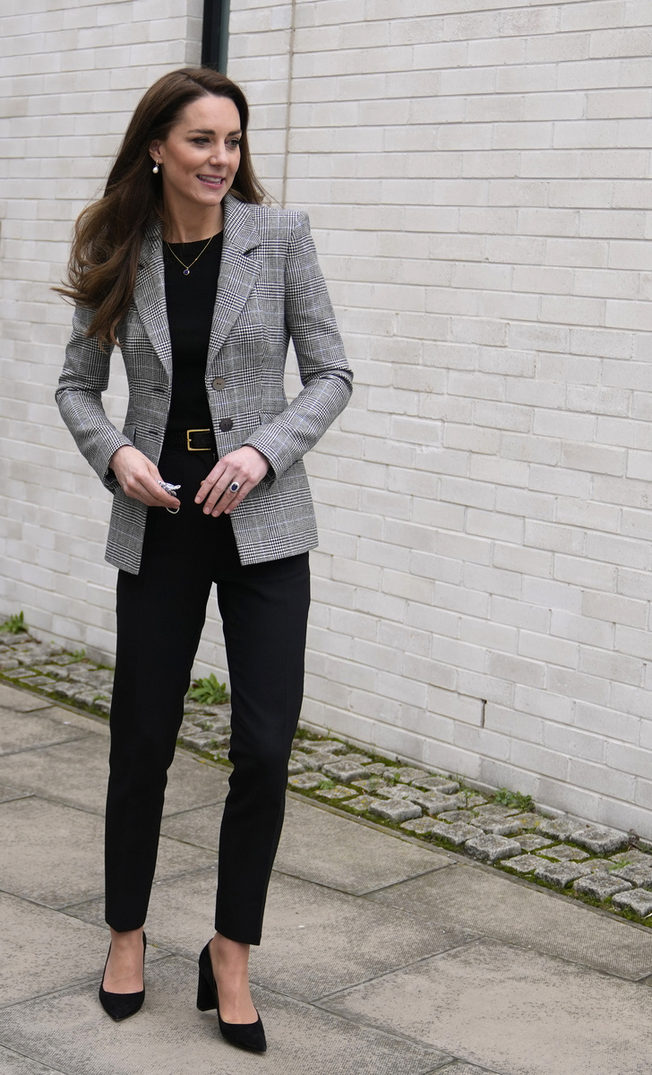 Леди-босс: Кейт Миддлтон в сером блейзере и брюках-дудочках демонстрирует лучший образ для офиса