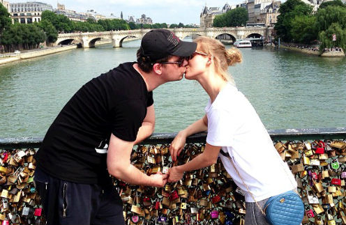 В знак прочности чувств Гарик Харламов и Кристина Асмус повесили замок на ограду моста Искусств в Париже