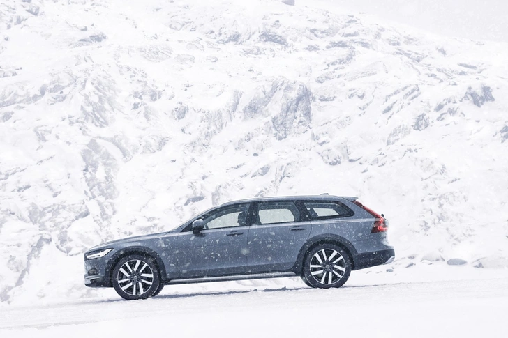 Volvo V90 Cross Country. Элегантный, комфортный — можно сесть и, не останавливаясь, ехать к южному берегу Ледовитого океана. Главное, не поворачивать, этого V90 Cross Country не любит.