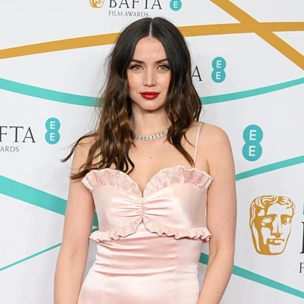 Ослепляют красотой: 15 вечерних нарядов звезд на премии BAFTA, которые вам захочется повторить
