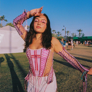 Креативный макияж в розовых тонах: повторяем необычный образ Авани с фестиваля Coachella-2022
