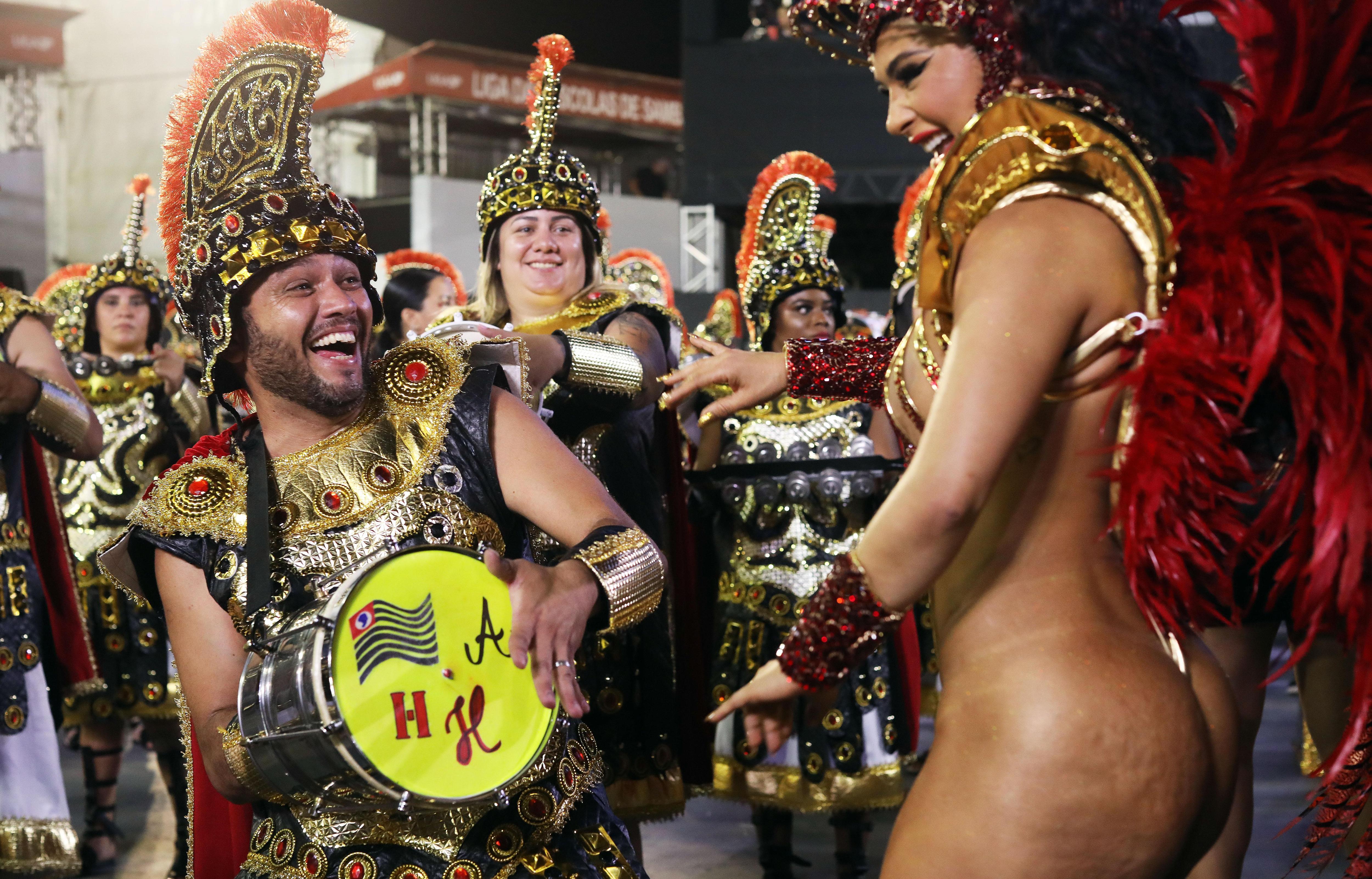 Бразильский карнавал оргия. Порно видео на optnp.ru