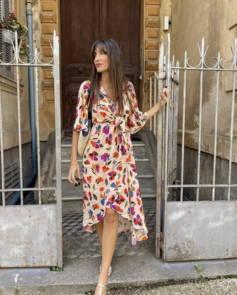 Цветочное платье — главный летний маст-хэв: француженка Жюли Феррери показала два идеальных варианта