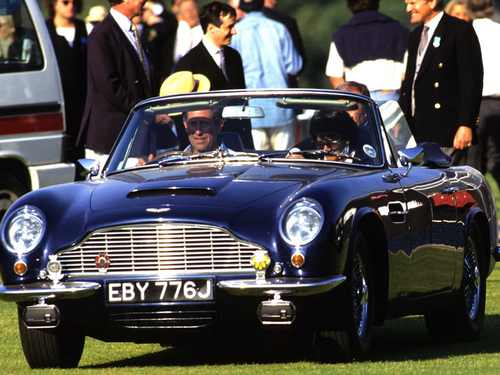 Кому из Виндзоров принадлежат самые дорогие и роскошные машины — Елизавете II, Эндрю или Чарльзу?