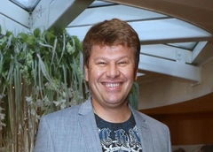 Дмитрий Губерниев на съемках: «Мне почему-то поставили на стол коньяк. Что за бузовщина началась?»