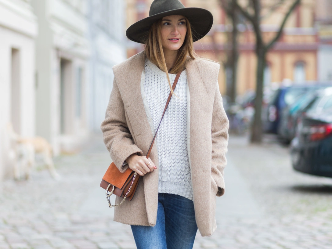 Вычурно и безвкусно: 5 устаревших пальто, которые носят только в провинции | marieclaire.ru