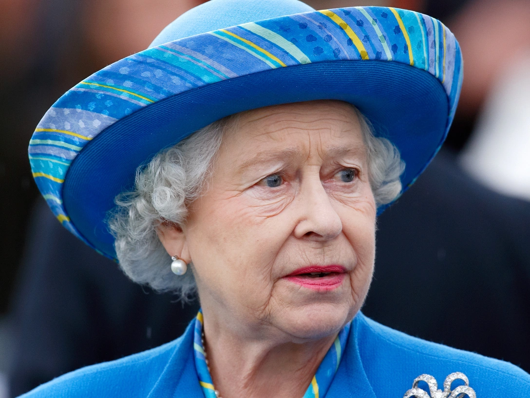 Елизавета II на финале Королевского Виндзорского кубка Credit Suisse в клубе Guards Polo Club, Smith's Lawn в Эгаме, 24 июня 2007 | marieclaire.ru