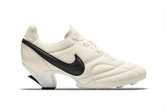 Фото №1 - Ставим лайк: Comme des Garçons и Nike выпустили футбольные кроссы на каблуке 😍