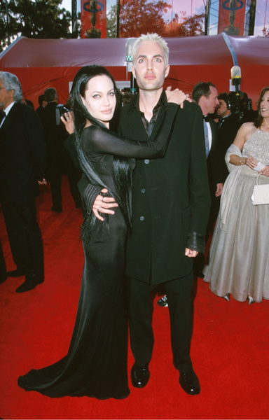 Жаркий поцелуй Джоли с братом и платье-ошибка Шер: самые громкие скандалы «Оскара»