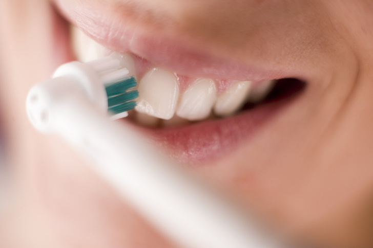 Фото №3 - Отбеливающая паста, электрическая щетка и ирригатор в борьбе за чистоту: советы стоматолога