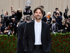 Ни Шейк, ни мамы: Брэдли Купер впервые пришел на Met Gala в гордом одиночестве